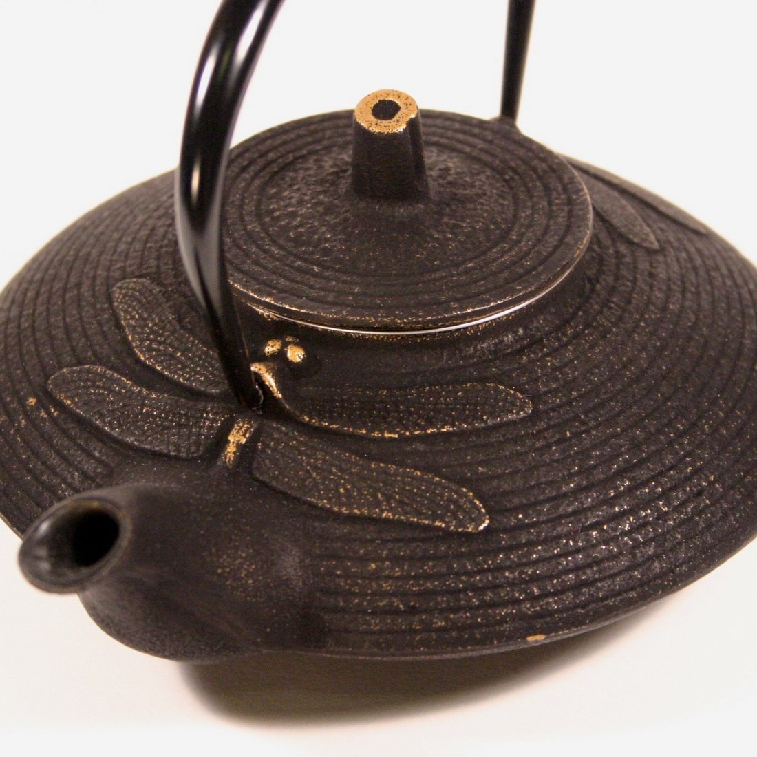 https://www.zentealife.com/cdn/shop/products/cast-iron-teapot-dragonfly-gold-3.jpg?v=1511595684